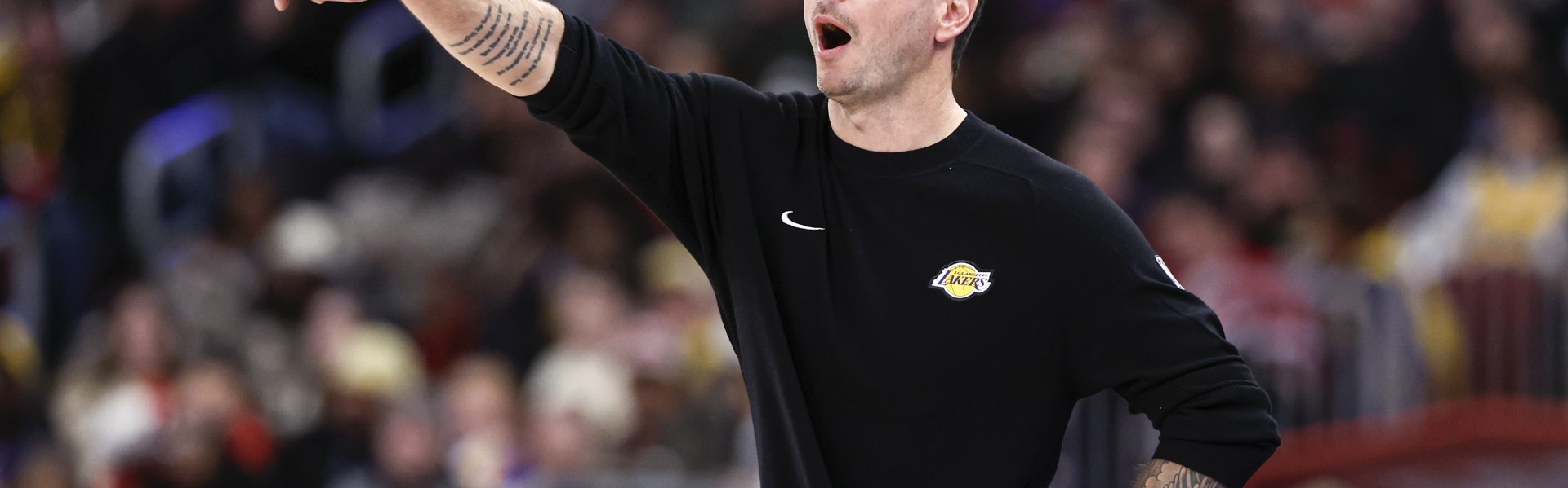 开云下载网址-湖人自26年以来17胜13负 联盟第10 进攻效率第6防守效率第16