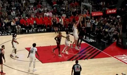 开云APP-巴恩斯顶着克林根双手暴扣得手，猛龙末节开局领先开拓者6分