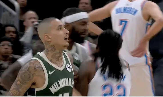 开云APP-波蒂斯肘倒华莱士随后华莱士还击波蒂斯，裁判各打五十大板