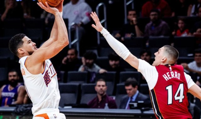 开云体育-热火双星56分拯救希罗，布克24+9+9难救主，太阳无缘20分大逆转